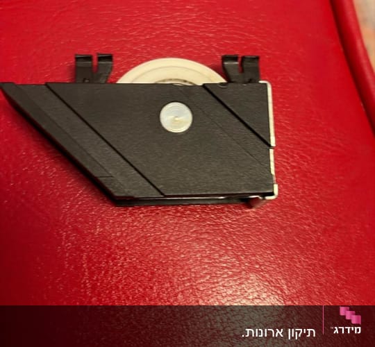 חלק פלסטיק שחור על רקע אדום